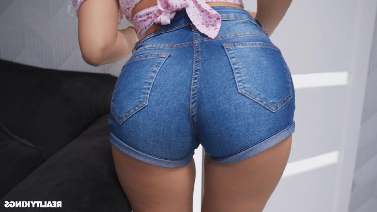Layla Scarlett yo Surprise Anal Scene