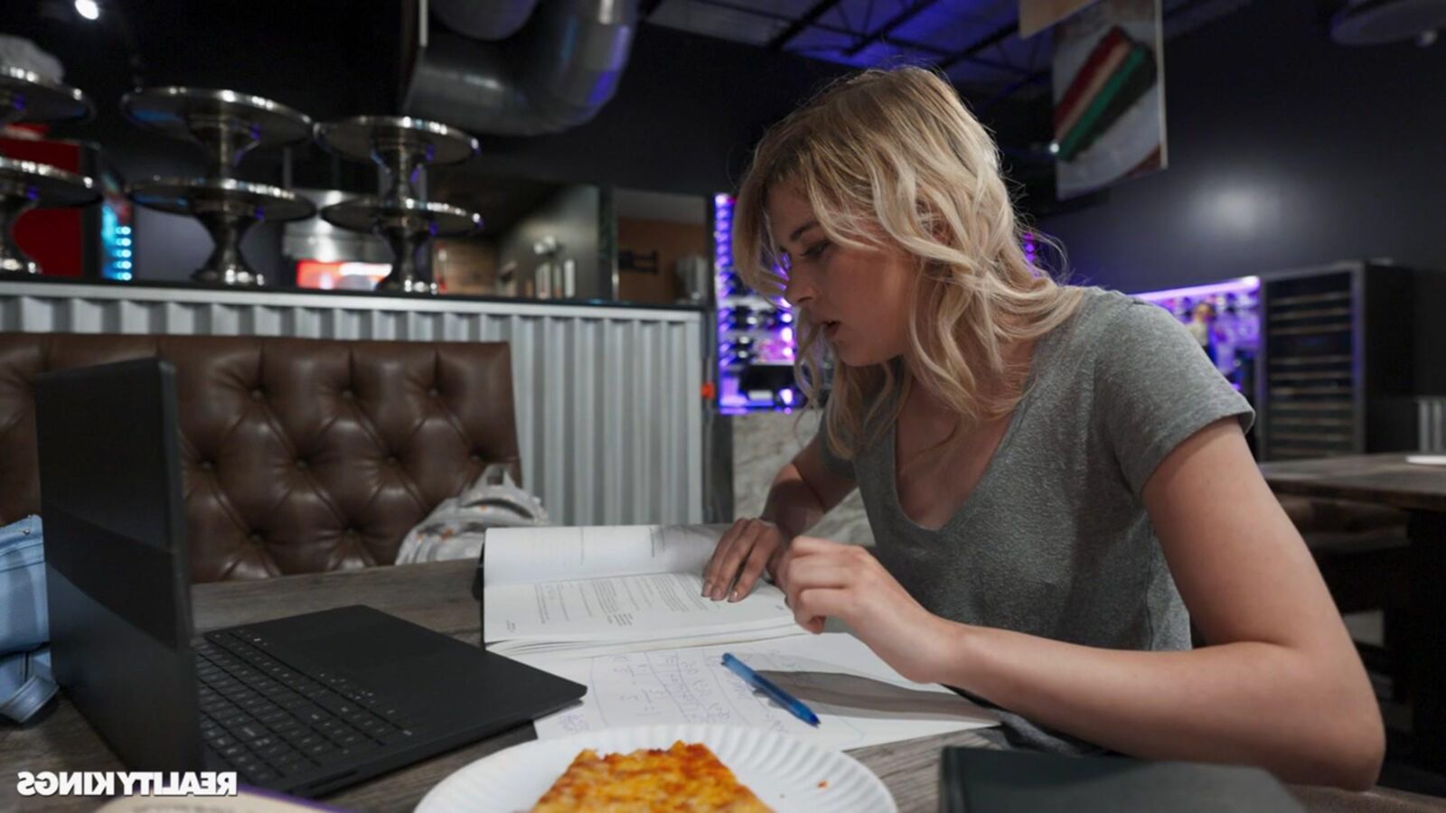 Dez Hansen yo Pizza Shop Study Break