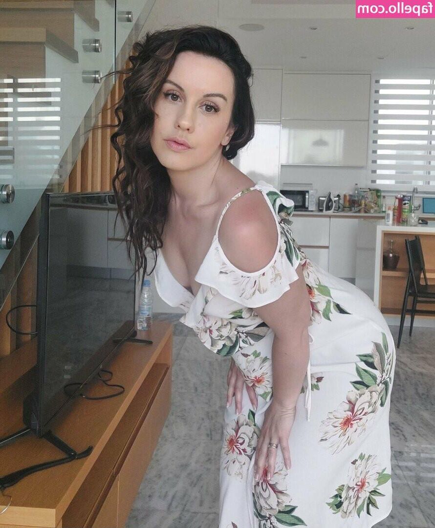 Kayleigh Davis ()