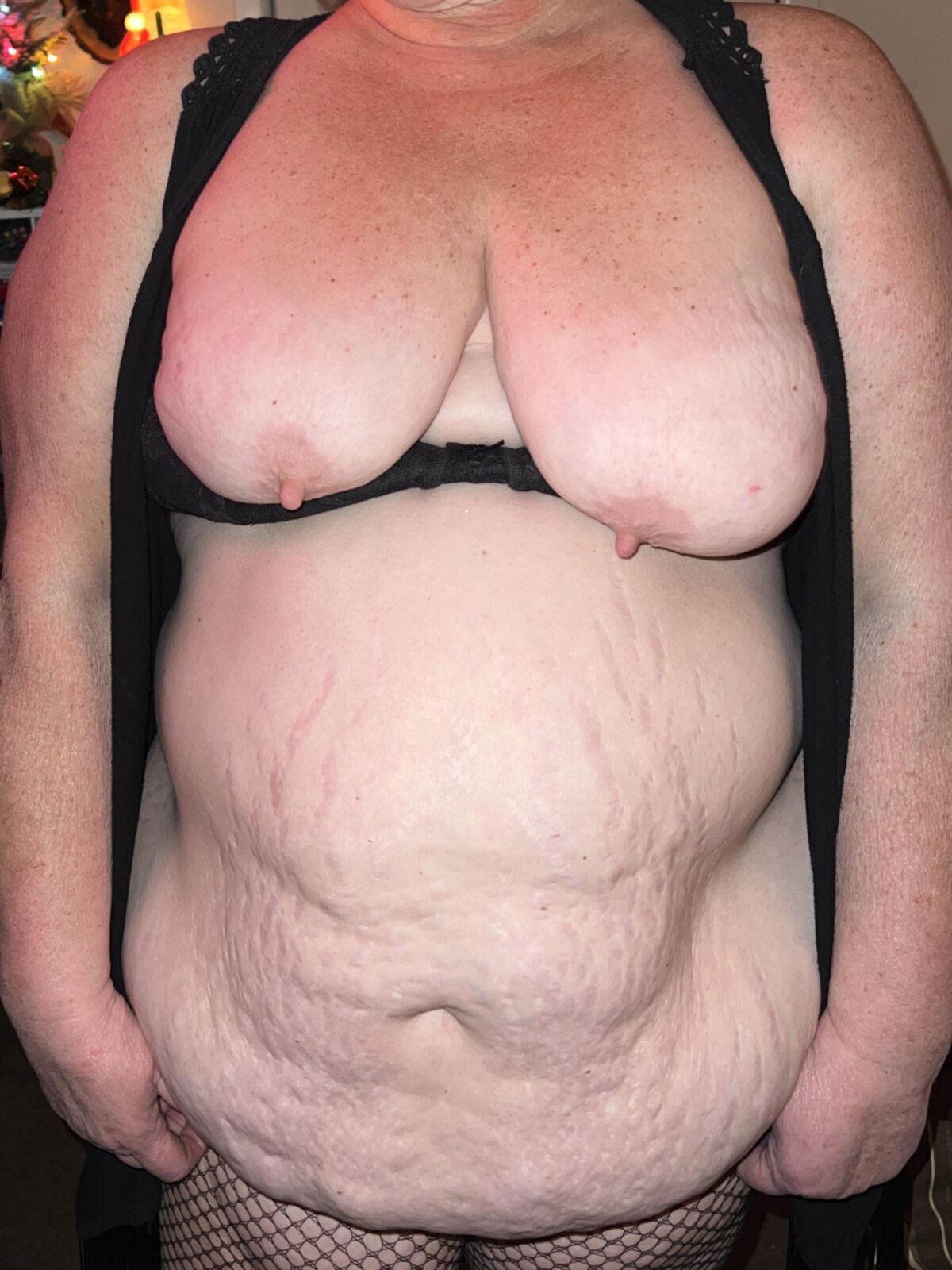 私のBBWの妻の大きな垂れ下がったおっぱいと腹の詳細