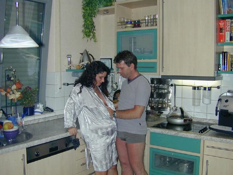 キッチンでセックスをしている妊婦
