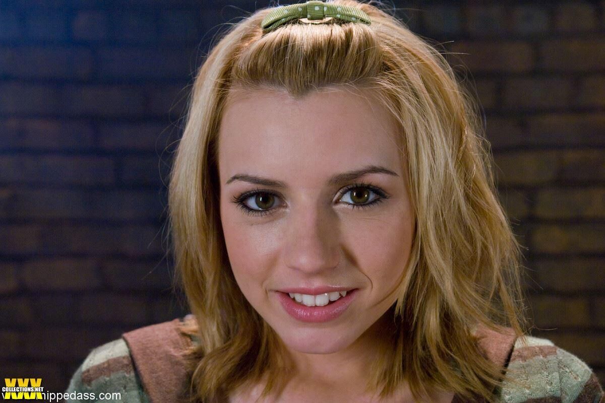 Lexi Belleはハーモニーの遊びに変わりました