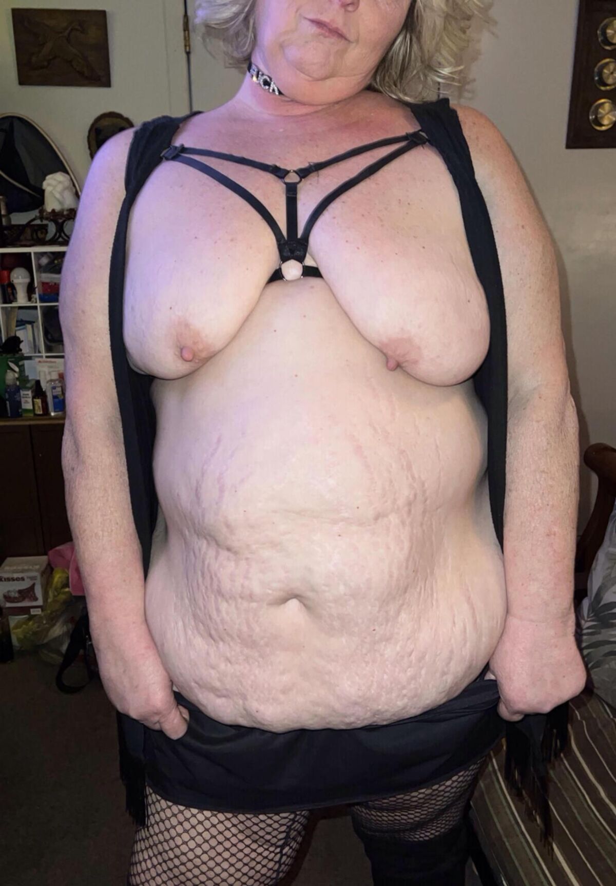 私のBBWの妻の大きな垂れ下がったおっぱいと腹の詳細