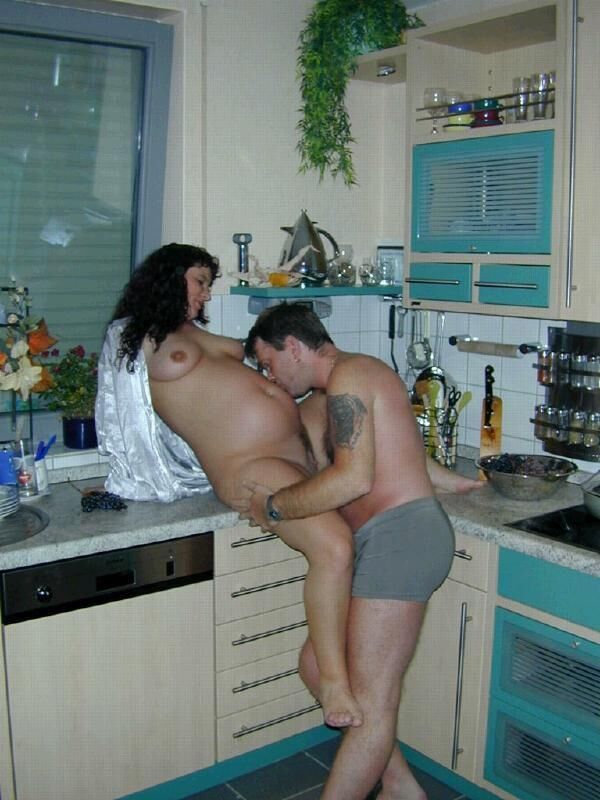 キッチンでセックスをしている妊婦
