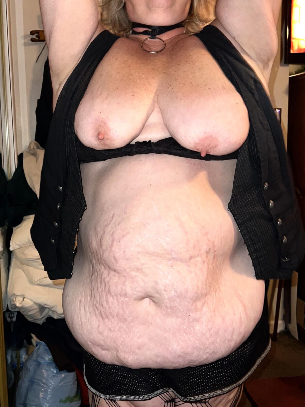 私のBBWの妻の大きな垂れ下がったおっぱいと腹の詳細