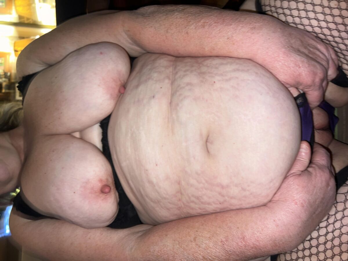 私のBBWの妻の大きな垂れ下がったおっぱいと腹の詳細