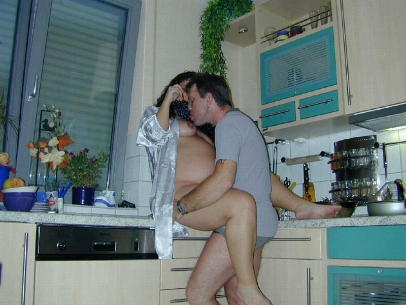 キッチンでセックスをしている妊婦