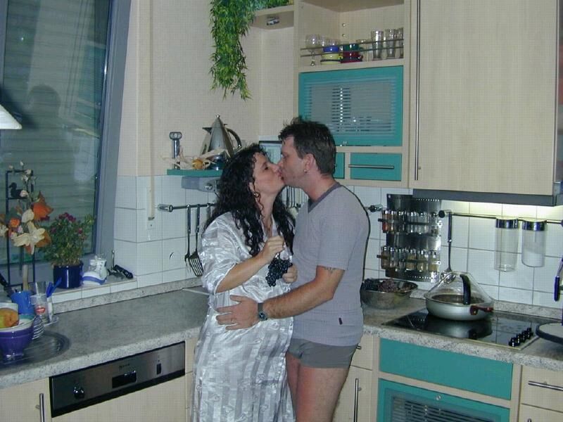 キッチンでセックスをしている妊婦