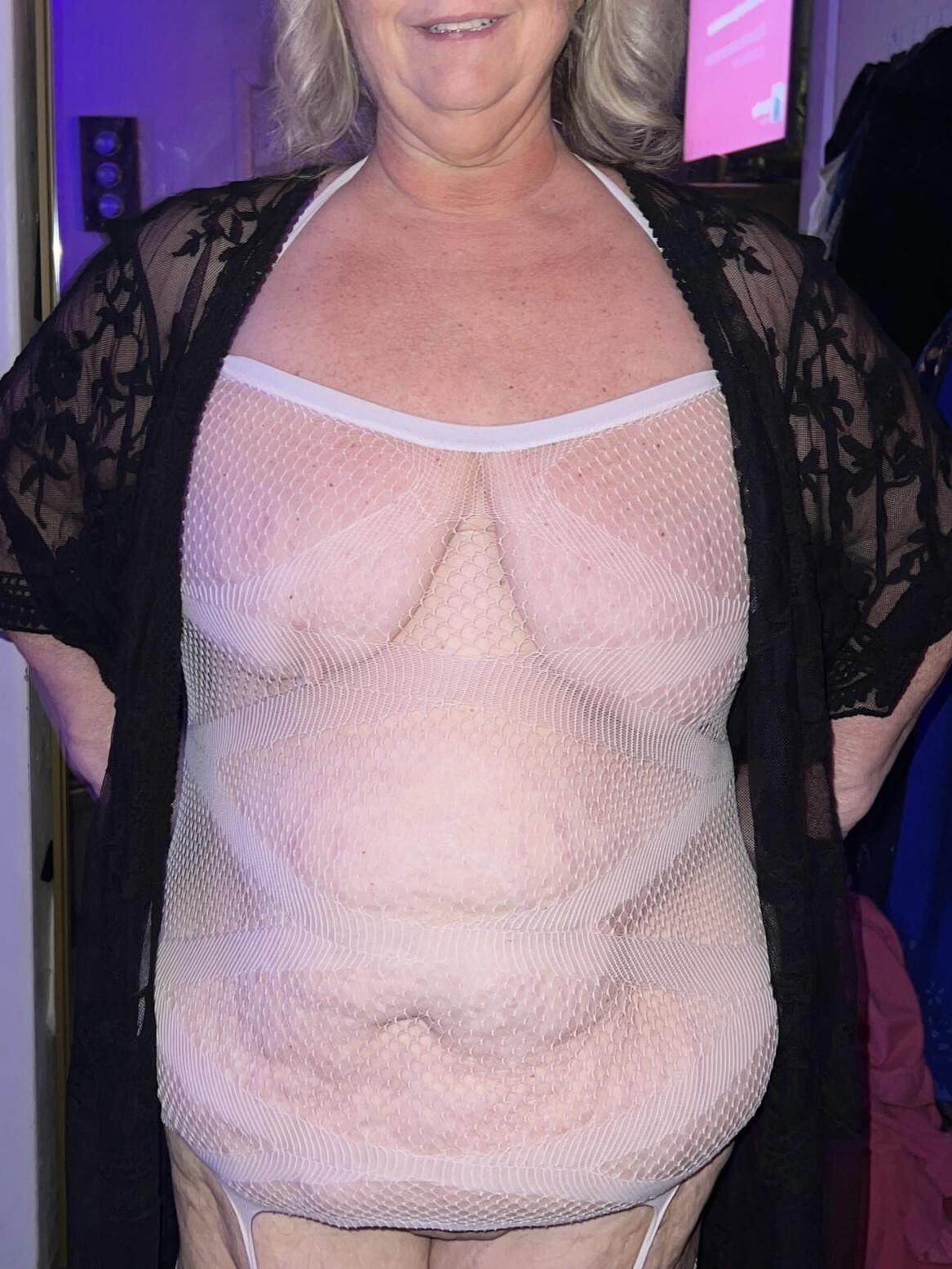 私のBBWの妻の大きな垂れ下がったおっぱいと腹の詳細