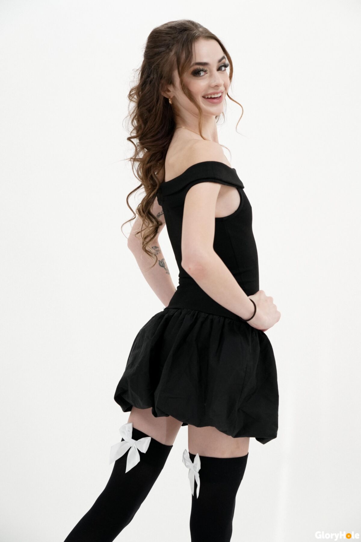 Nikki Nicole Yoは両方の穴からよだれを垂らします