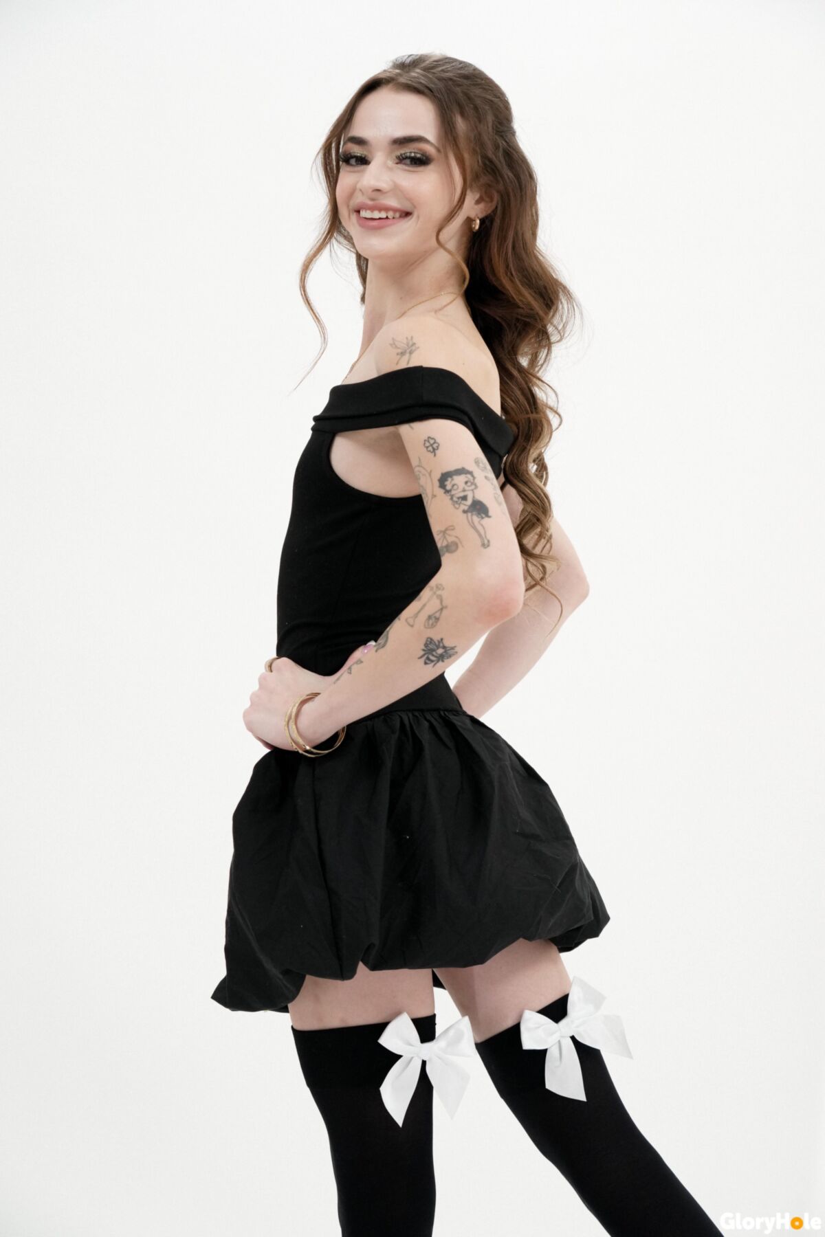 Nikki Nicole Yoは両方の穴からよだれを垂らします