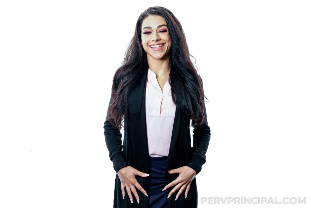 Pervprincipal Serena Santos, Amirah Sky