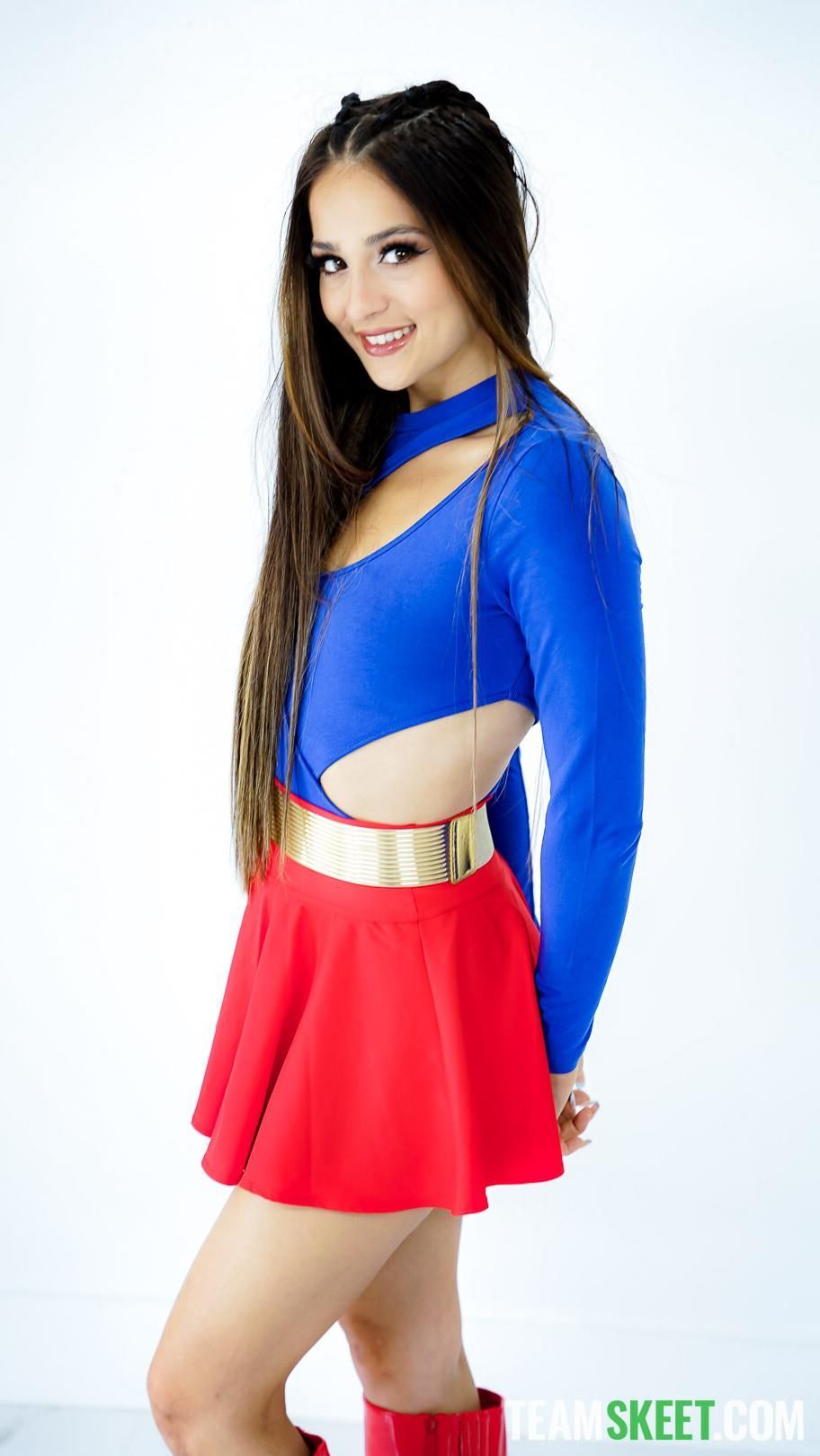 Sofie Reyez yo Tiny Superhero