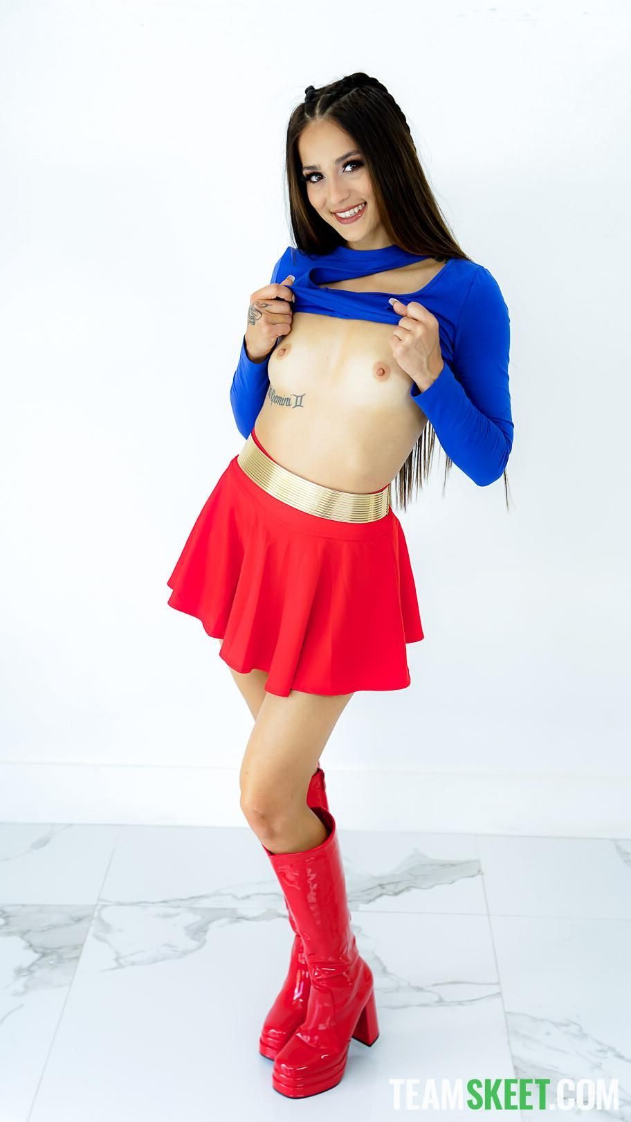 Sofie Reyez yo Tiny Superhero