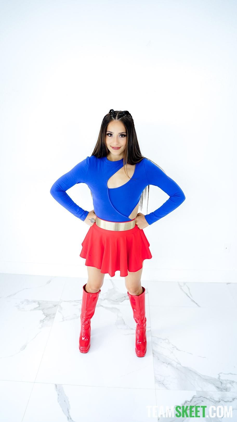 Sofie Reyez yo Tiny Superhero