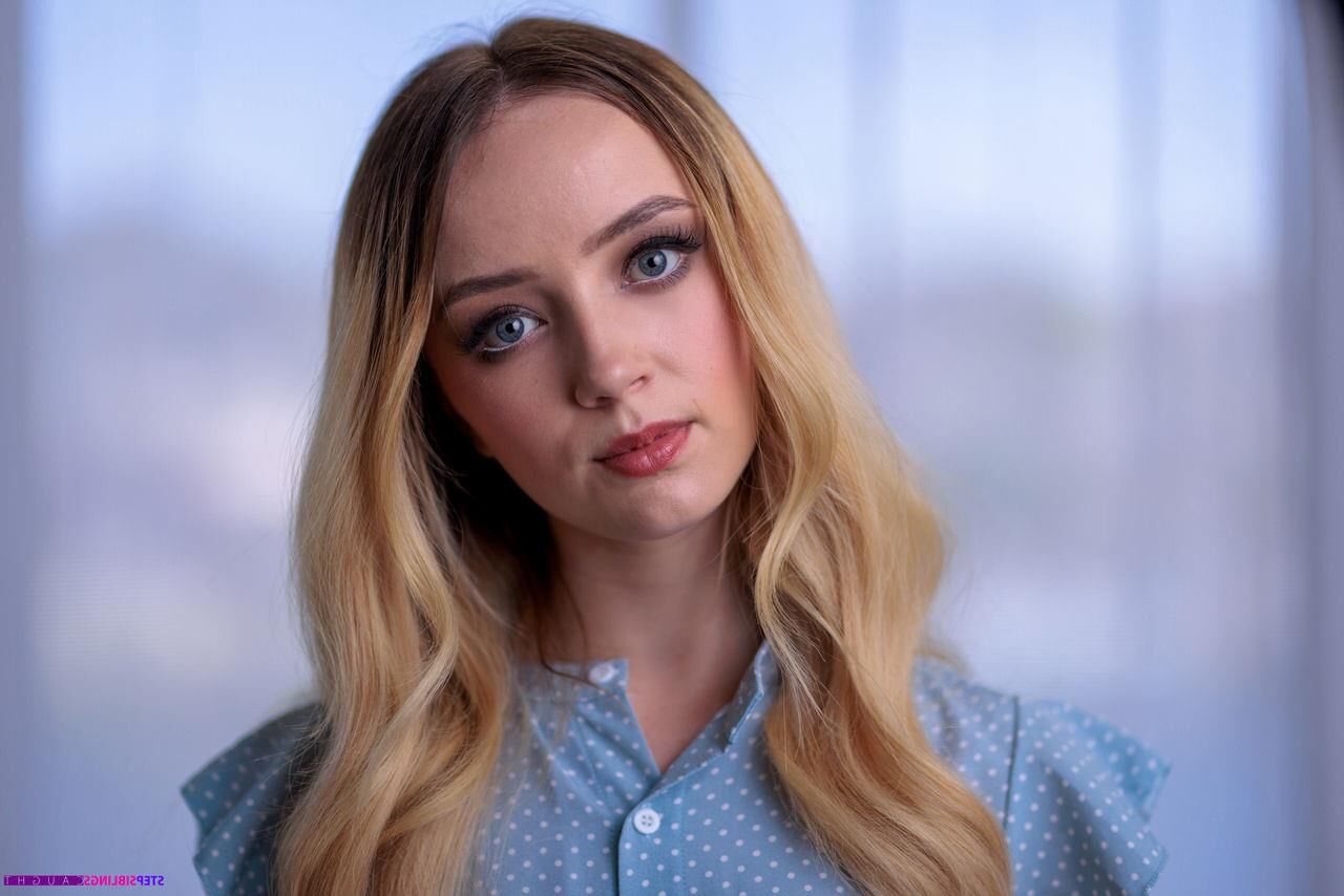 Pornstar Maria Kazi en tant que Mgan