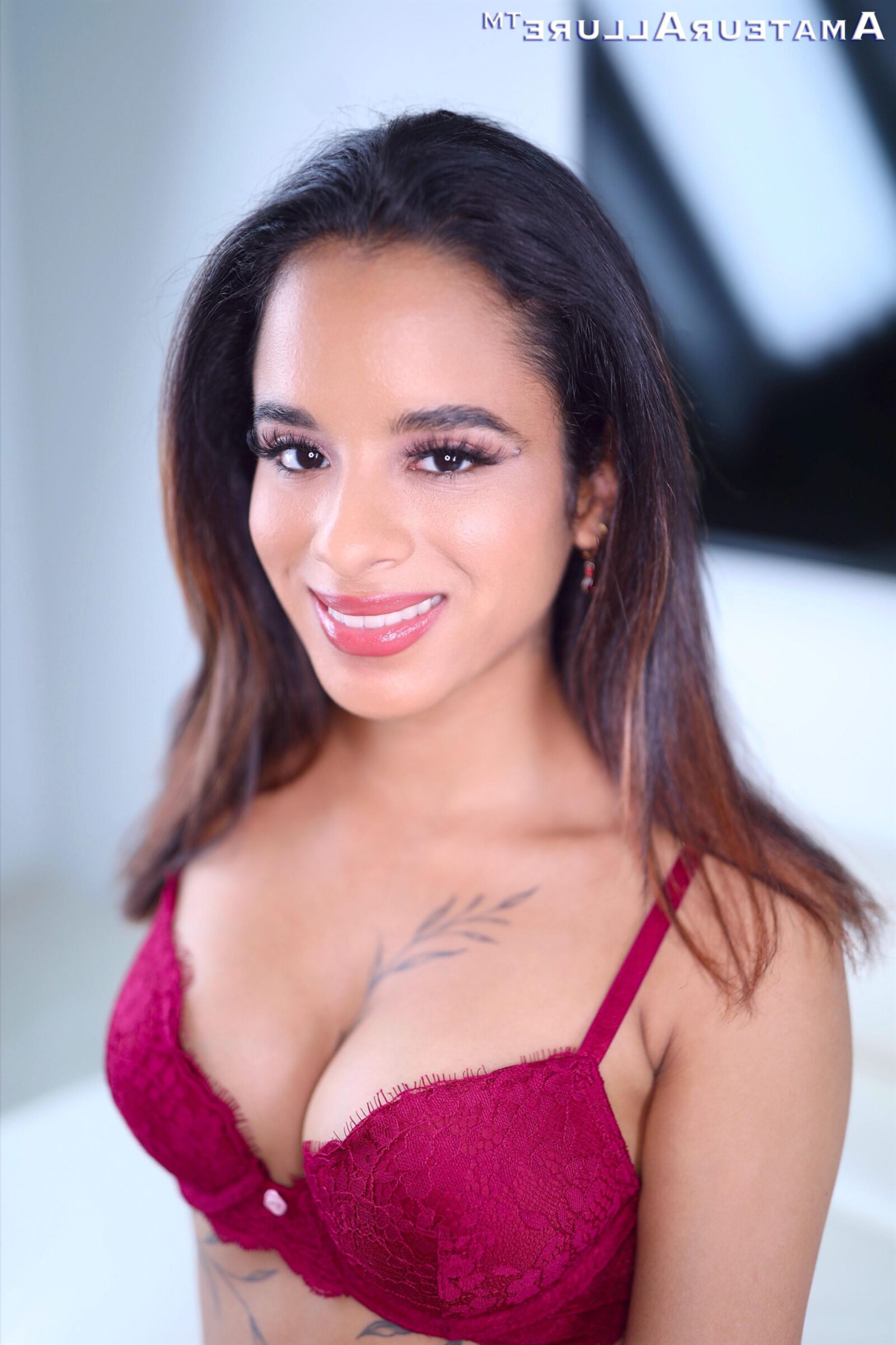 Isabella Jules, Petite Sexy Latina aime plaire