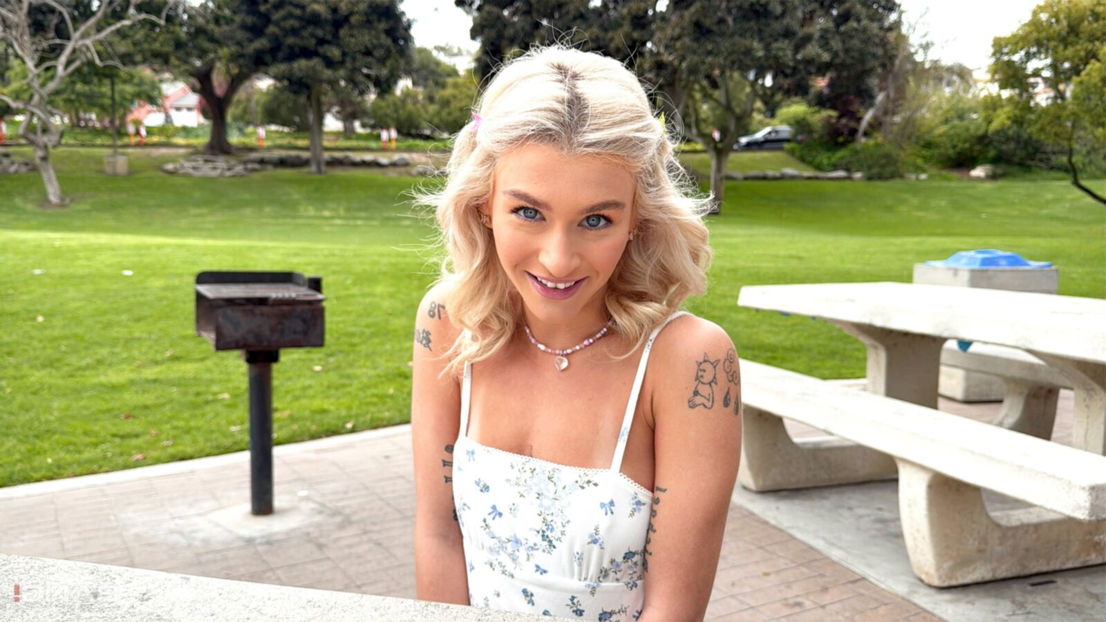 Emma Rosie Blue Eyed Rasage Pussy est étirée