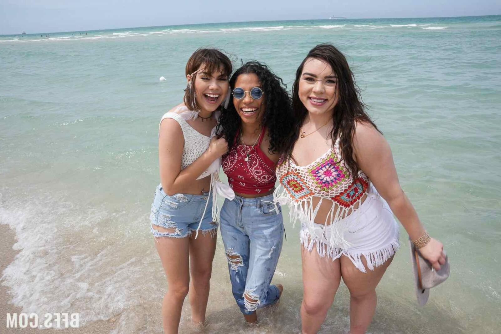 BFFS Eden West Friendsは一緒に旅行して性交します