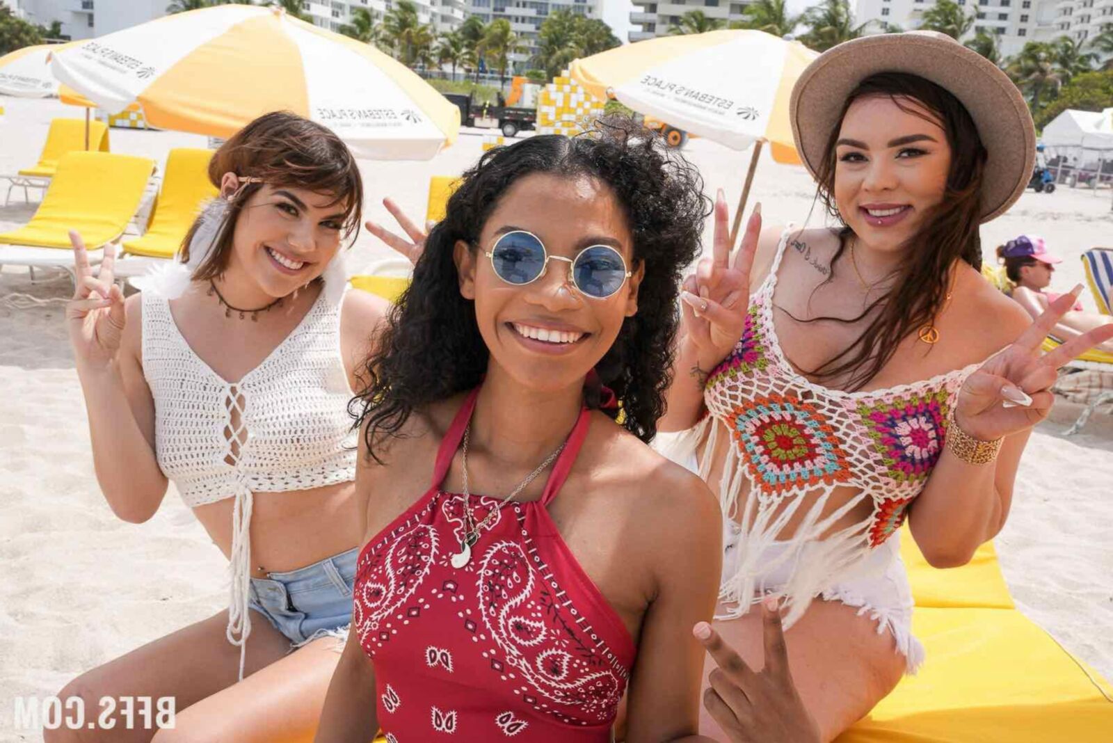 BFFS Eden West Friendsは一緒に旅行して性交します