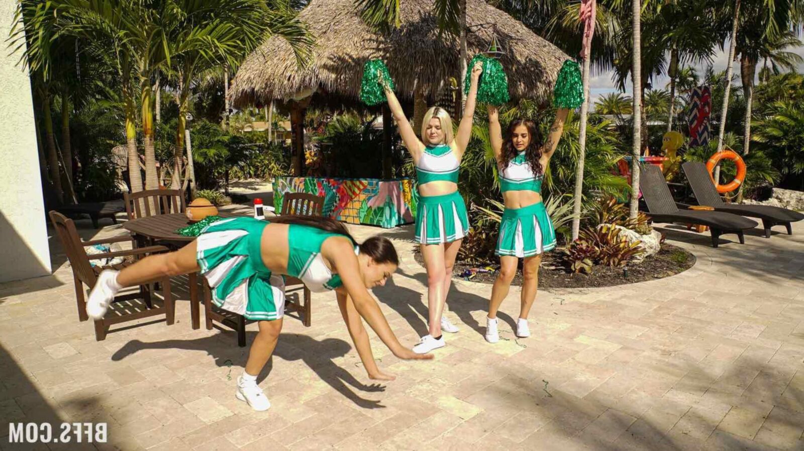 Les BFFS Sofie Reyez Cheerleaders s'amusent tout