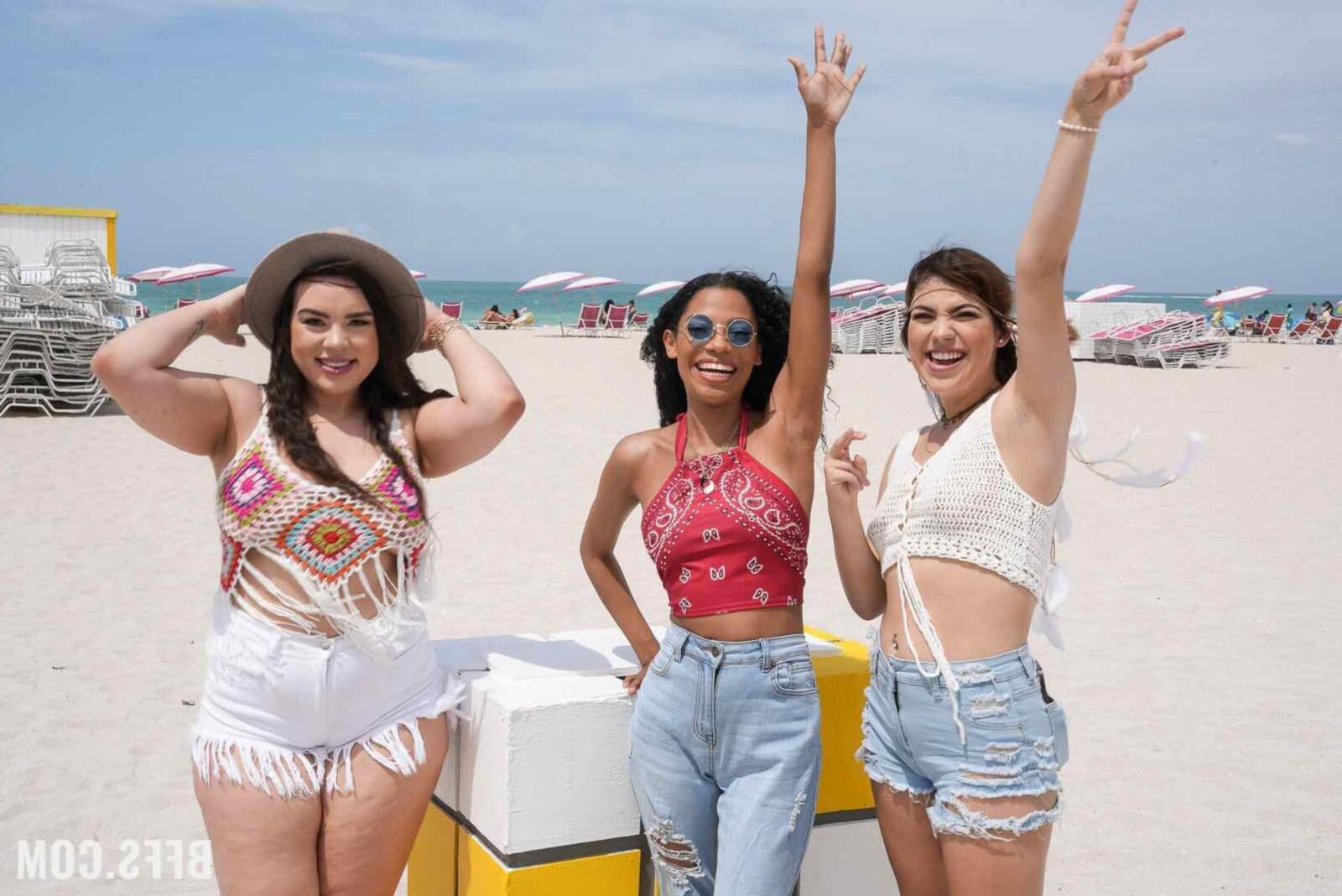 BFFS Eden West Friendsは一緒に旅行して性交します