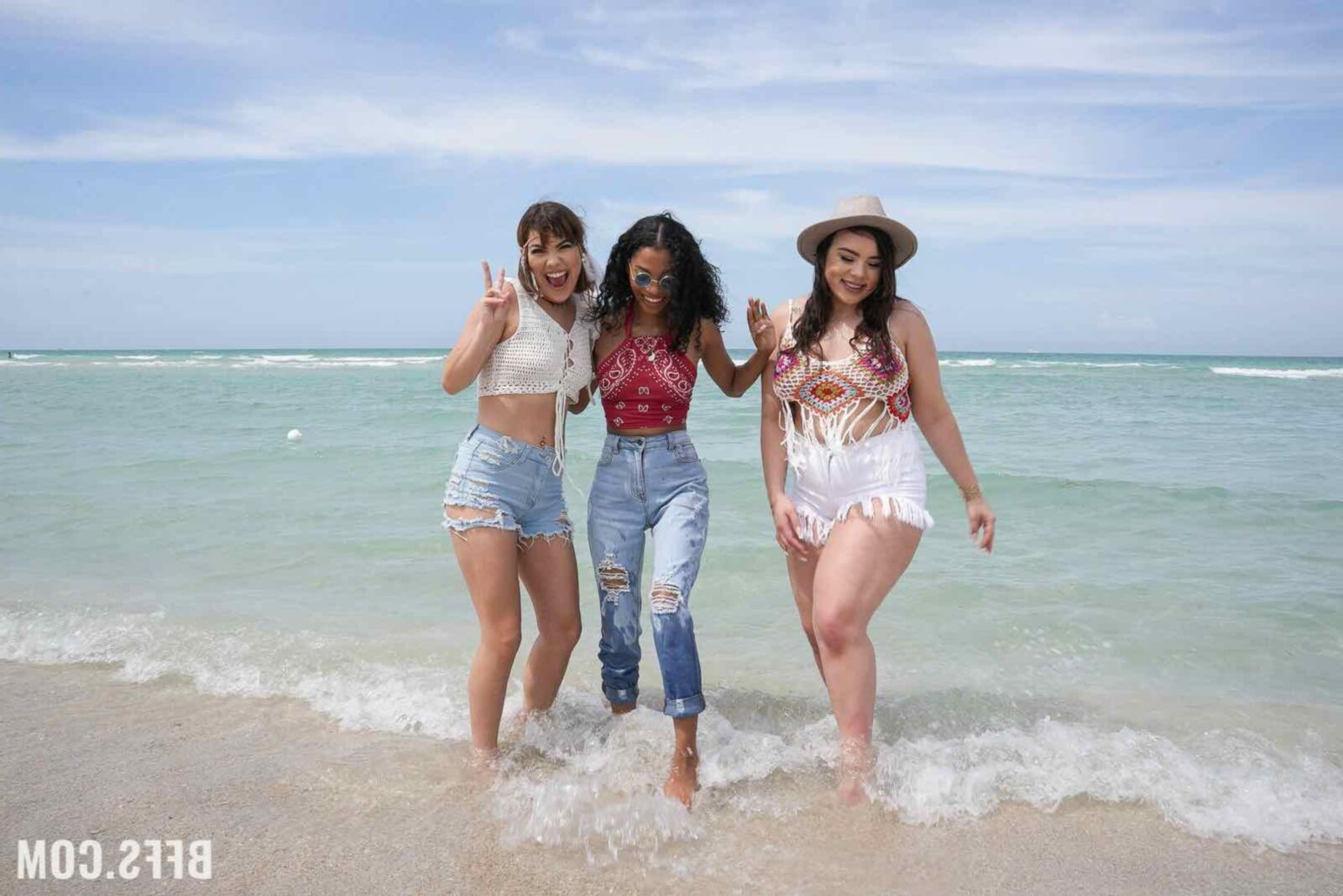 BFFS Eden West Friendsは一緒に旅行して性交します