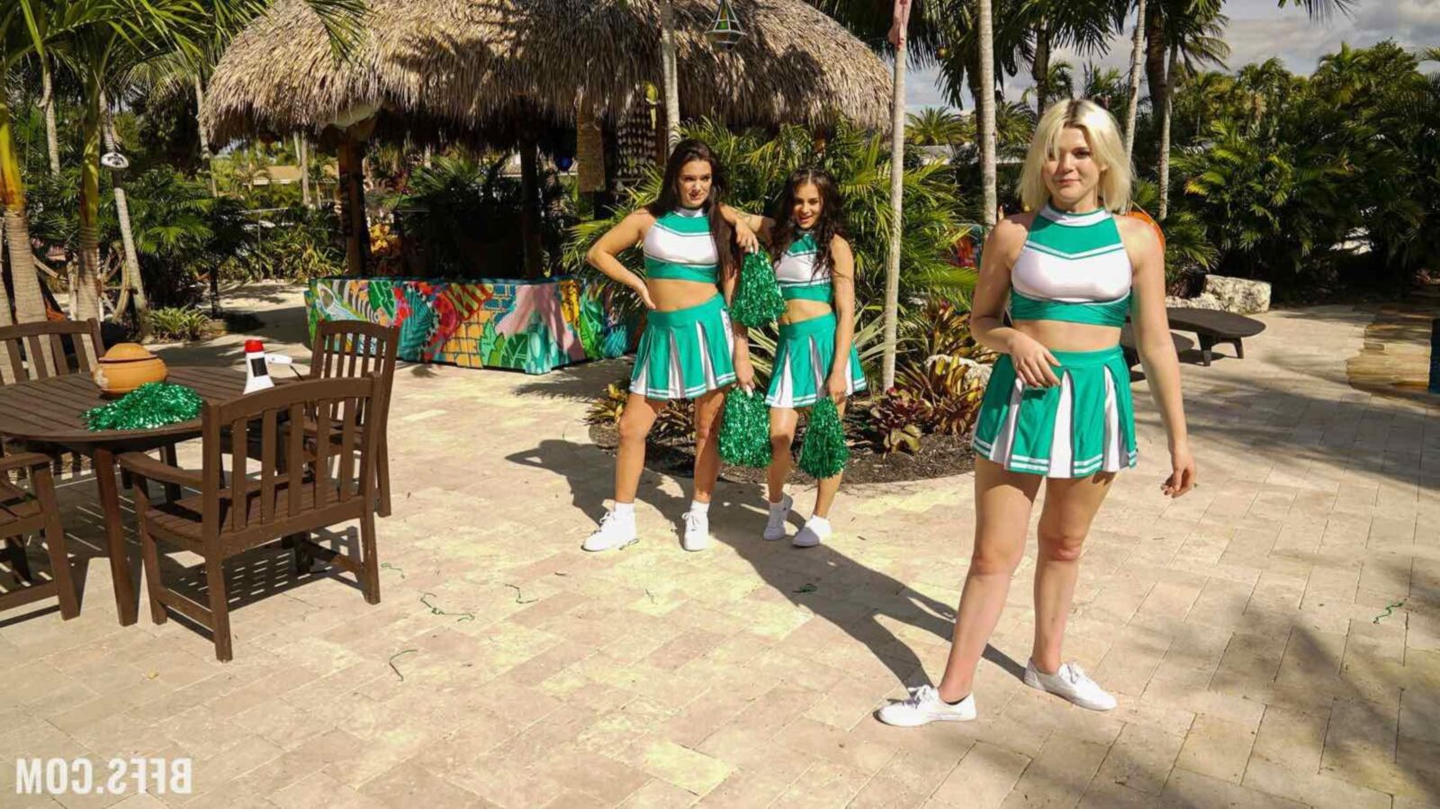 Les BFFS Sofie Reyez Cheerleaders s'amusent tout