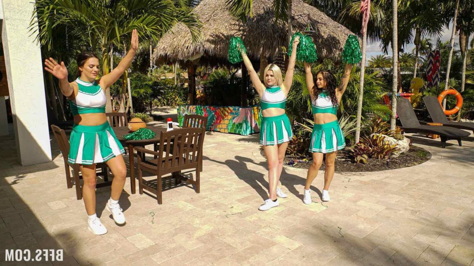 Les BFFS Sofie Reyez Cheerleaders s'amusent tout