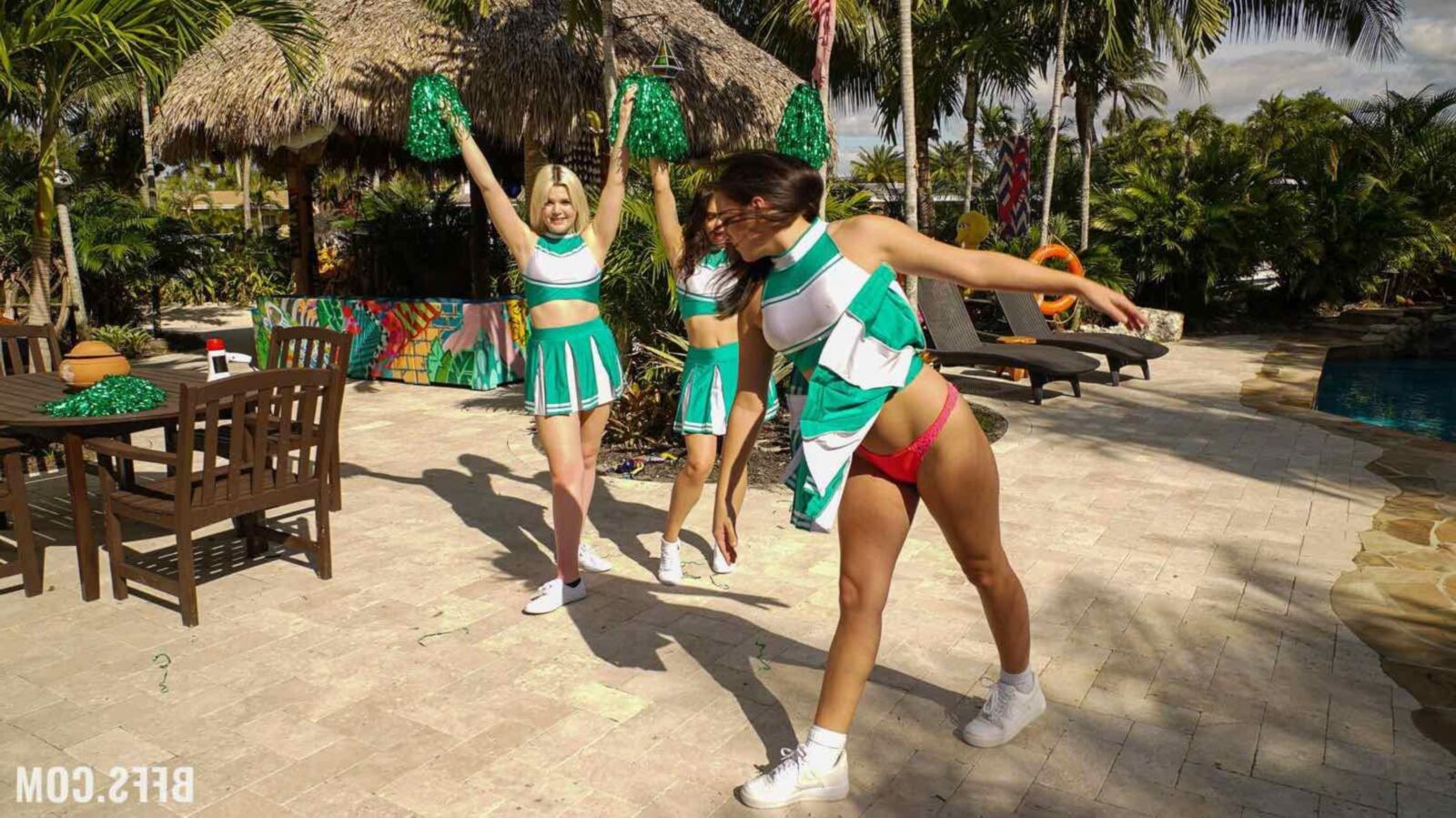Les BFFS Sofie Reyez Cheerleaders s'amusent tout