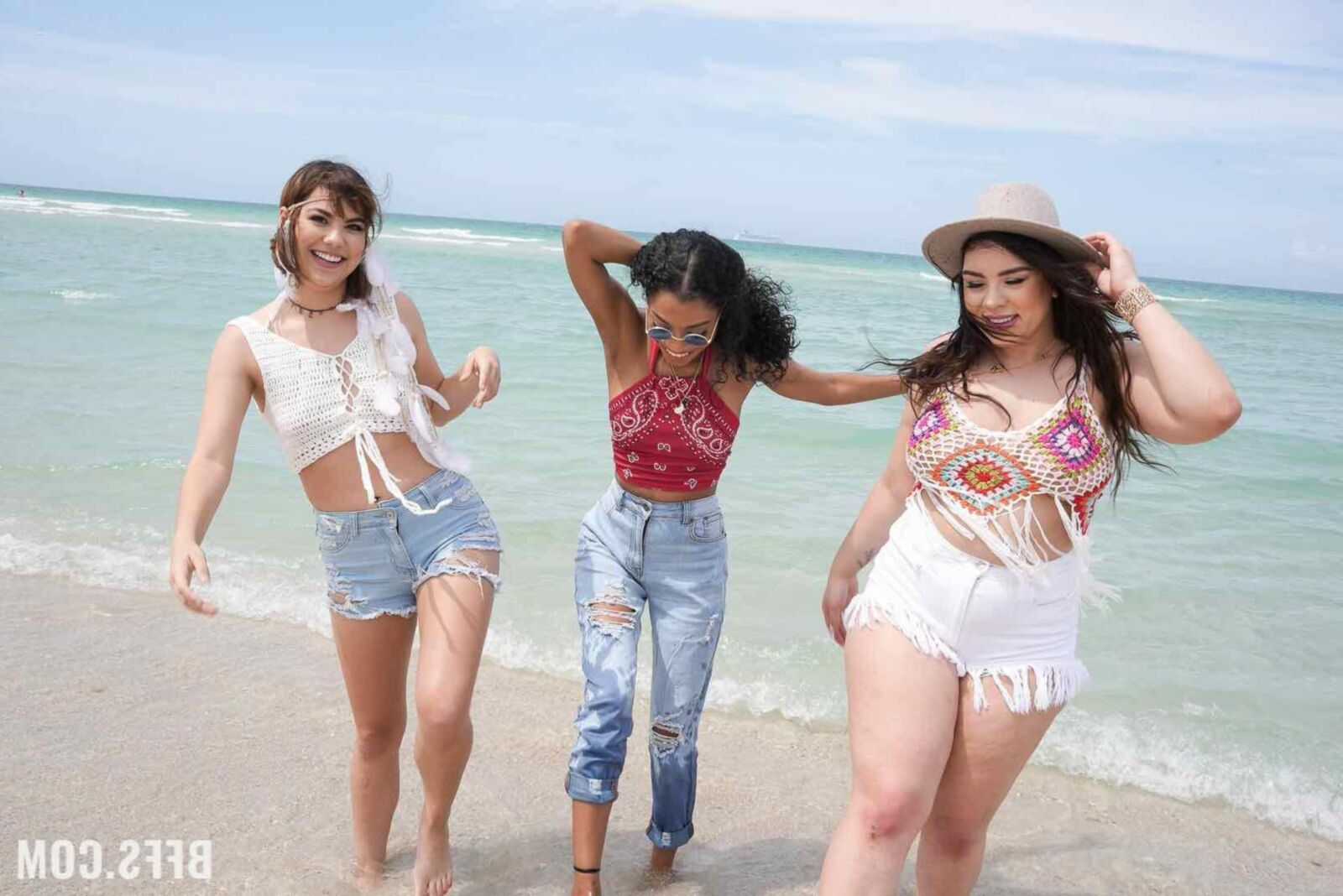 BFFS Eden West Friendsは一緒に旅行して性交します