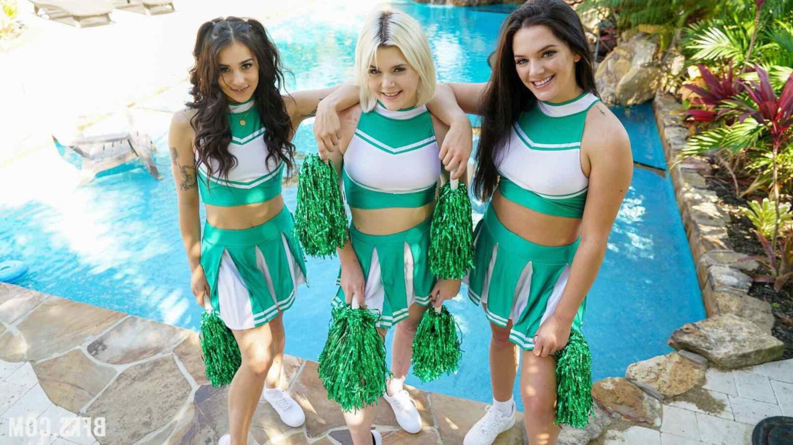 Les BFFS Sofie Reyez Cheerleaders s'amusent tout