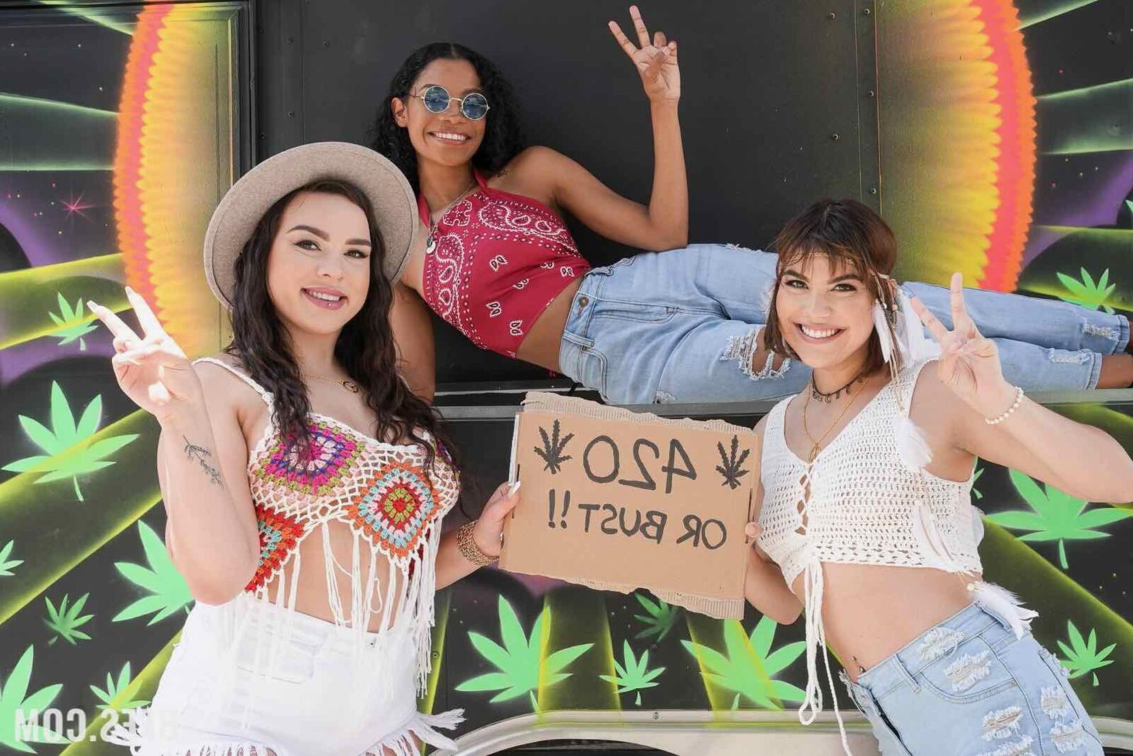 BFFS Eden West Friendsは一緒に旅行して性交します
