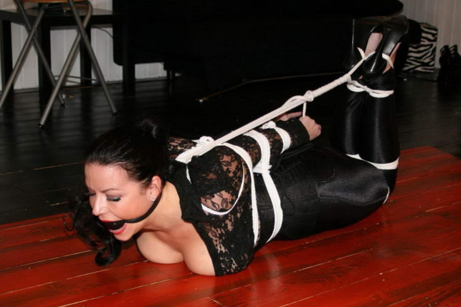 Brutalement, perversement attaché dans les leggings et les maillots de bain