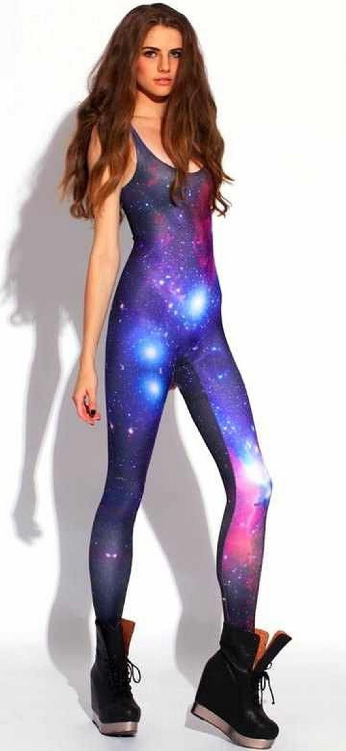 Brutalement, perversement attaché dans les leggings et les maillots de bain