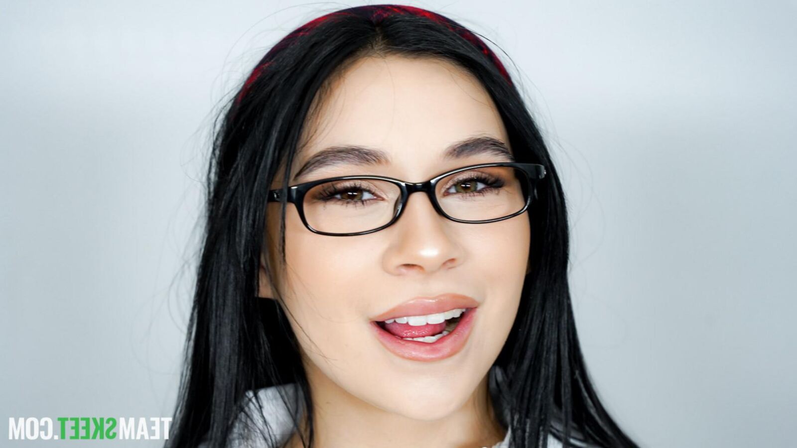 デリラダガーヨーはいつでも彼女の親友のお父さんをマッサージできます
