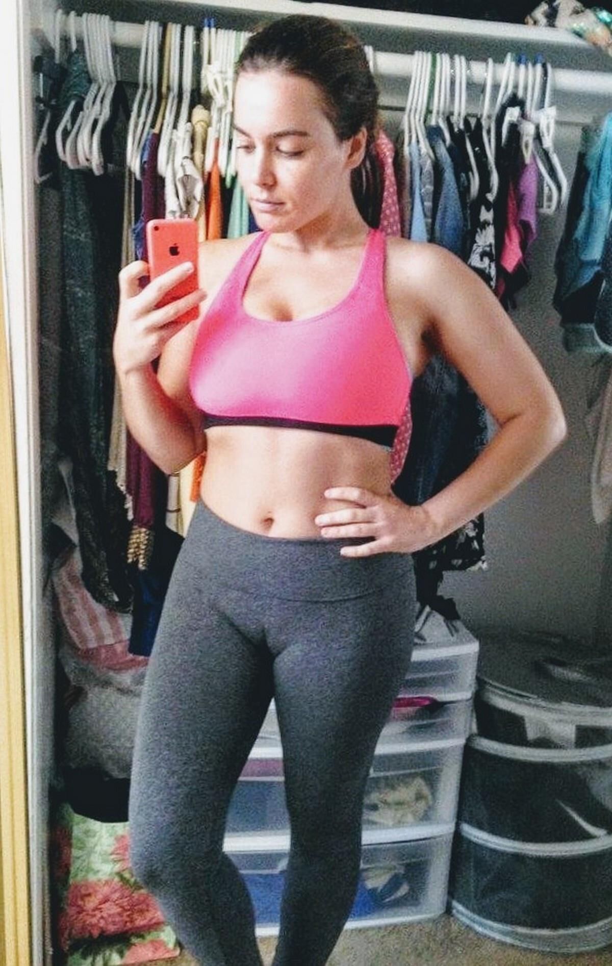Brutalement, perversement attaché dans les leggings et les maillots de bain