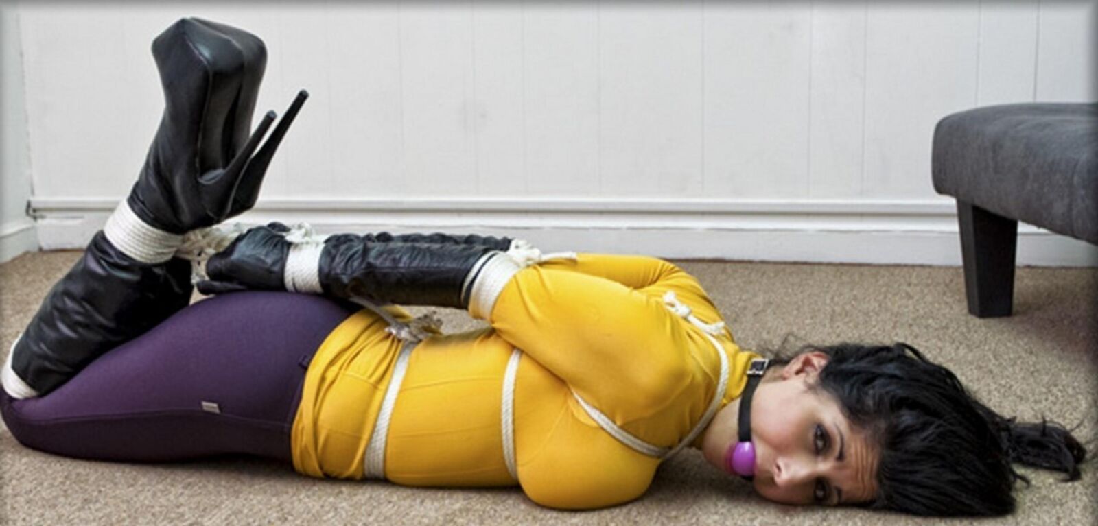 Brutalement, perversement attaché dans les leggings et les maillots de bain