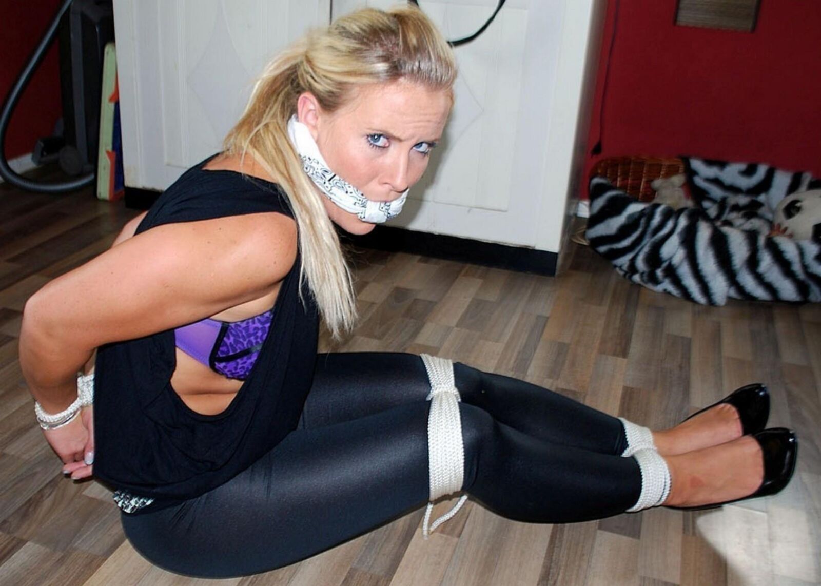 Brutalement, perversement attaché dans les leggings et les maillots de bain